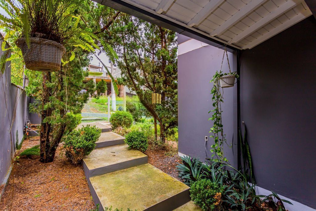 Casa em Condomínio com 3 dormitórios, suíte e 2 vagas cobertas.