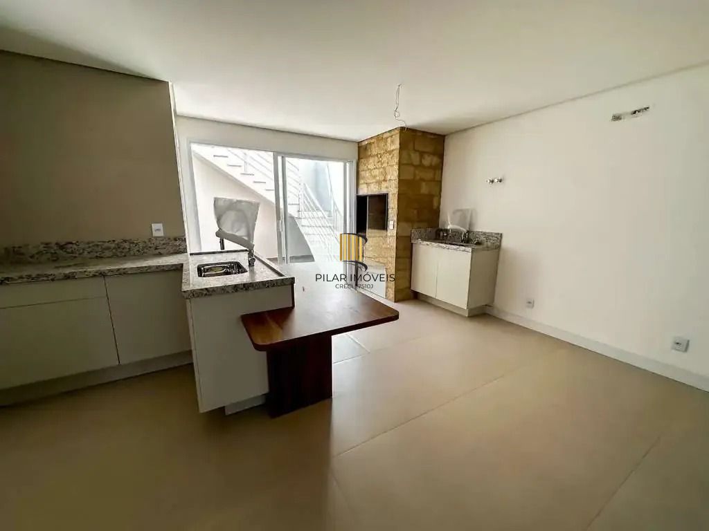 Casa com 3 dormitórios, suíte, churrasqueira, lareira e 2 vagas de garagem.