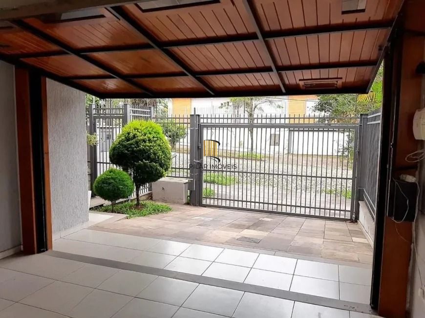 Sobrado com 3 dormitórios, terraço e espaço gourmet no São Sebastião – POA