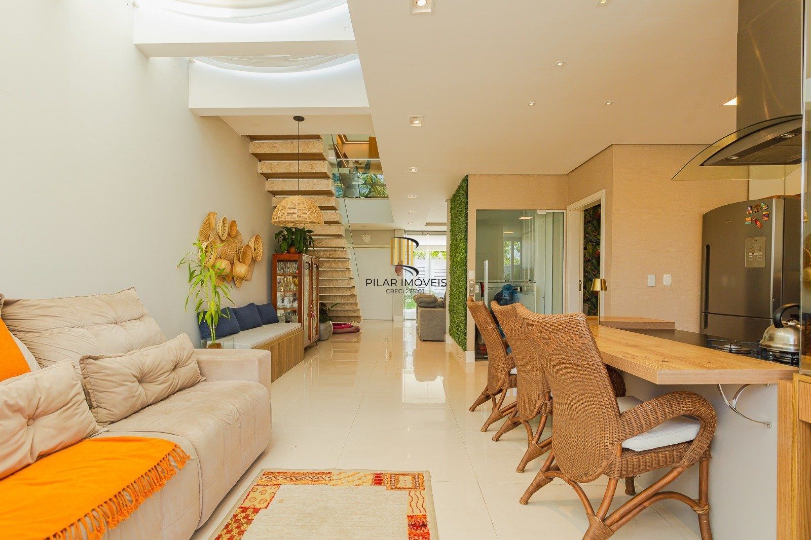 Casa de alto padrão com elevador e piscina acessível em condomínio no Passo das Pedras