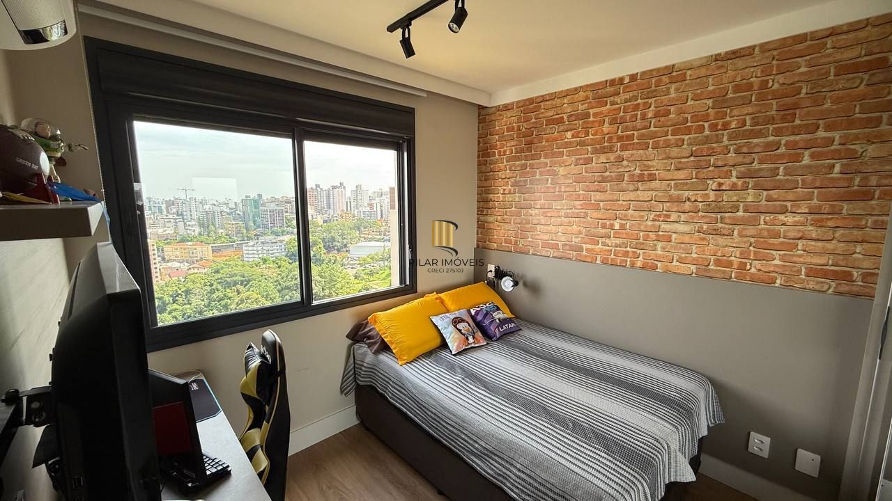 Apartamento mobiliado de 2 dormitórios com suíte e 2 vagas no Petrópolis