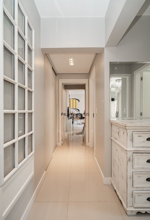 Apartamento de 3 dormitórios com 1 suíte, semimobiliado.