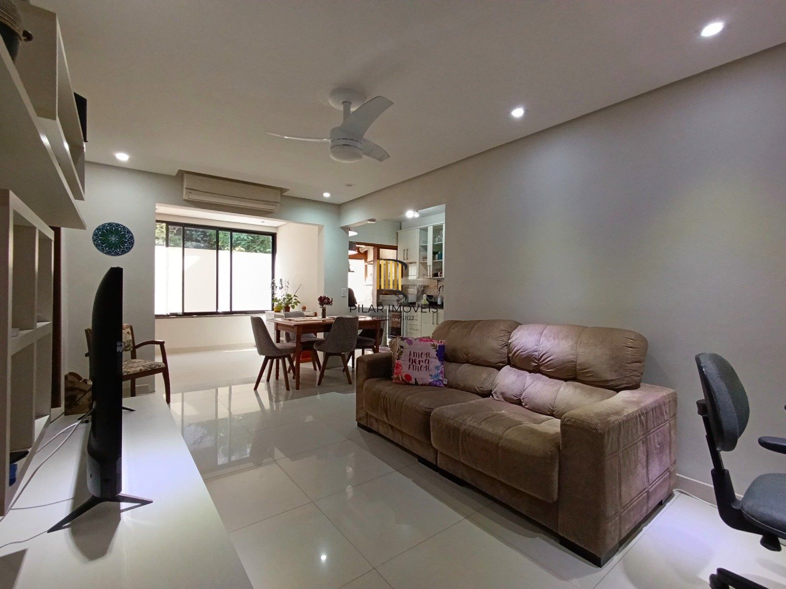 Apartamento de 2 dormitórios com suíte, sacada e churrasqueira.