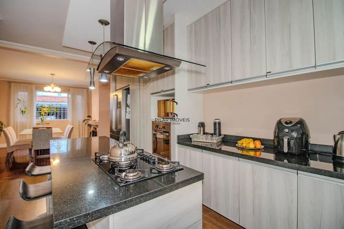 Casa Reformada com 5 Dormitórios e Amplo Pátio