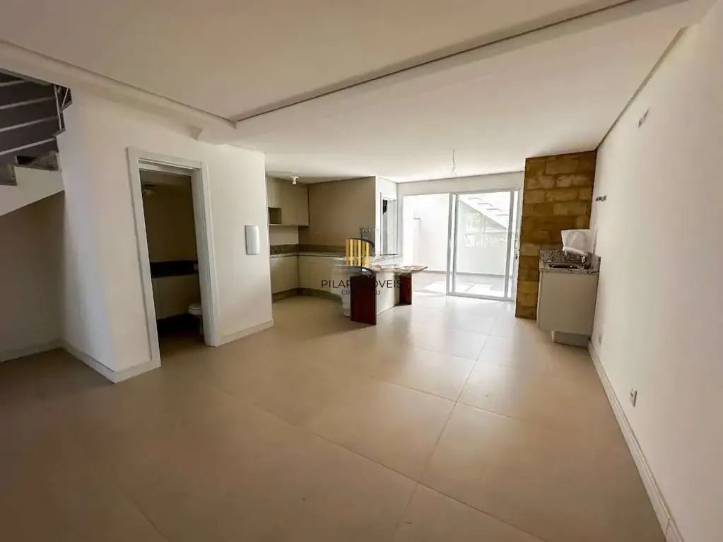 Casa com 3 dormitórios, suíte, churrasqueira, lareira e 2 vagas de garagem.