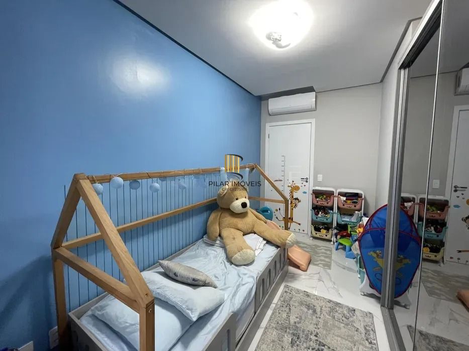 Casa em condomínio com 3 dormitórios, suíte e 2 vagas.