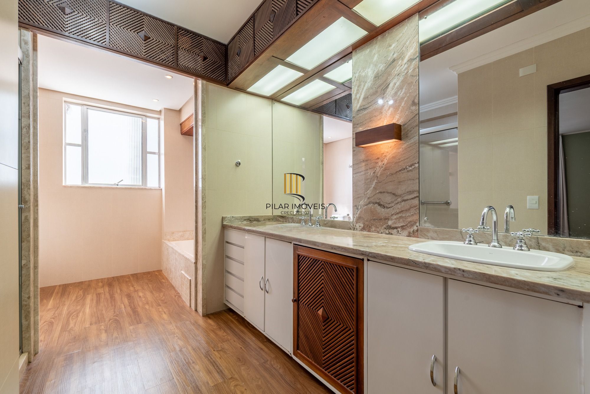 Apartamento com 295m² e 3 dormitórios, 1 suíte, 2 vagas individuais, no bairro Independência