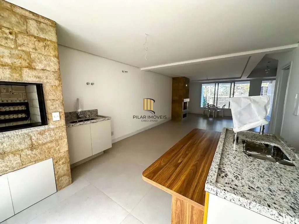 Casa com 3 dormitórios, suíte, churrasqueira, lareira e 2 vagas de garagem.