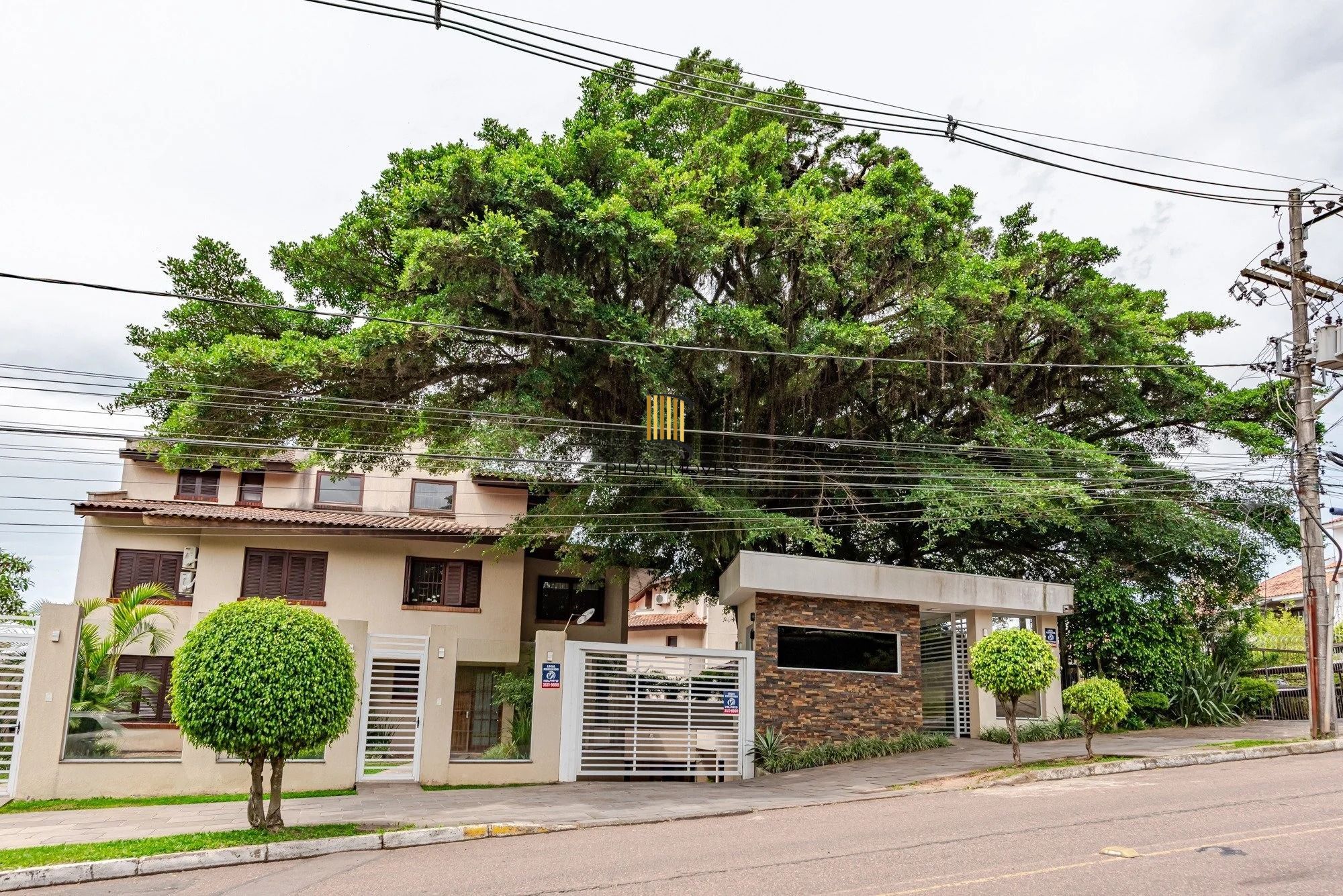 Casa em condomínio com 3 dormitórios, suíte e 3 vagas.