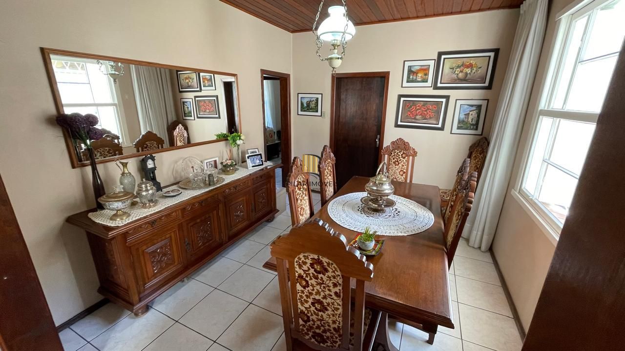 Casa com pátio com 3 dormitórios, 2 banheiros e 4 vagas.