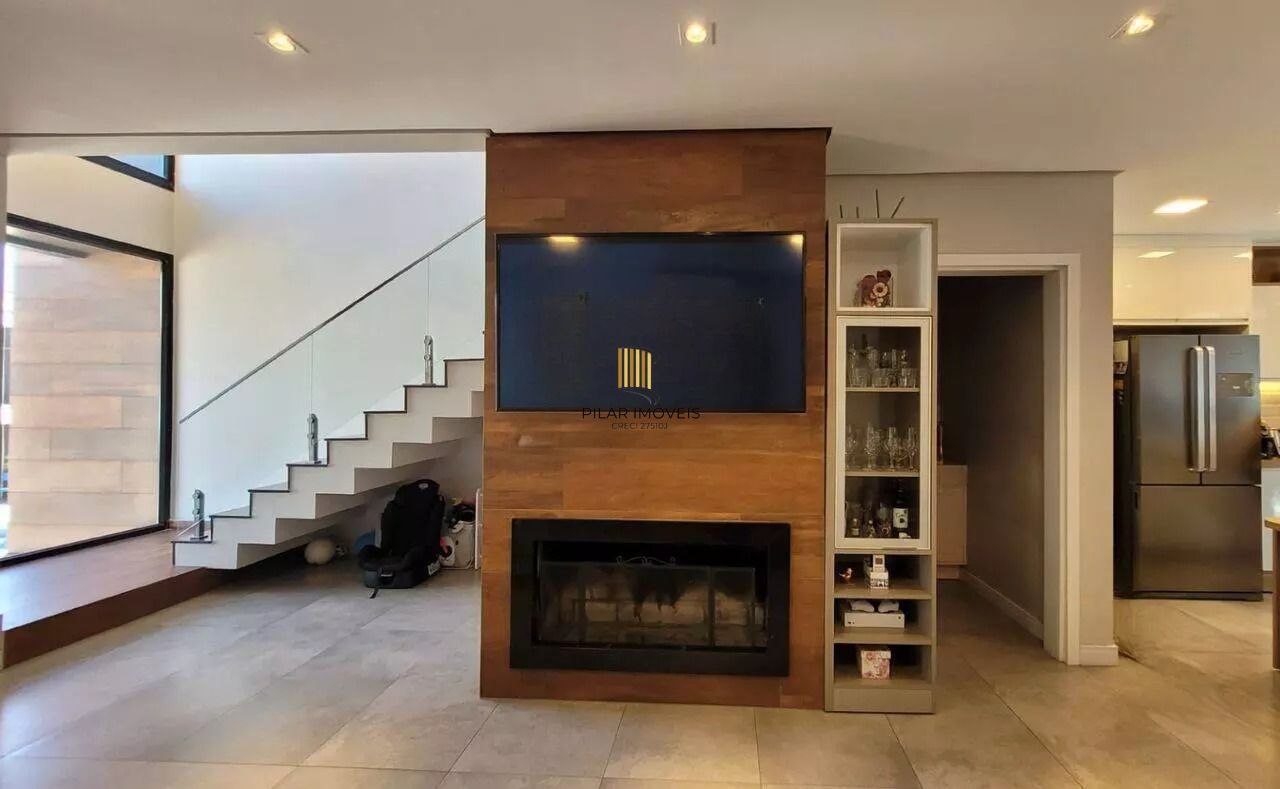 Casa em condomínio com 3 dormitórios, suíte e 2 vagas.