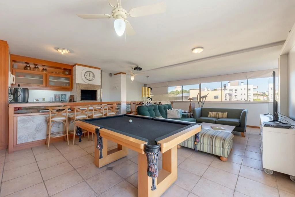 Cobertura com 3 dormitórios, suíte, piscina e churrasqueira.