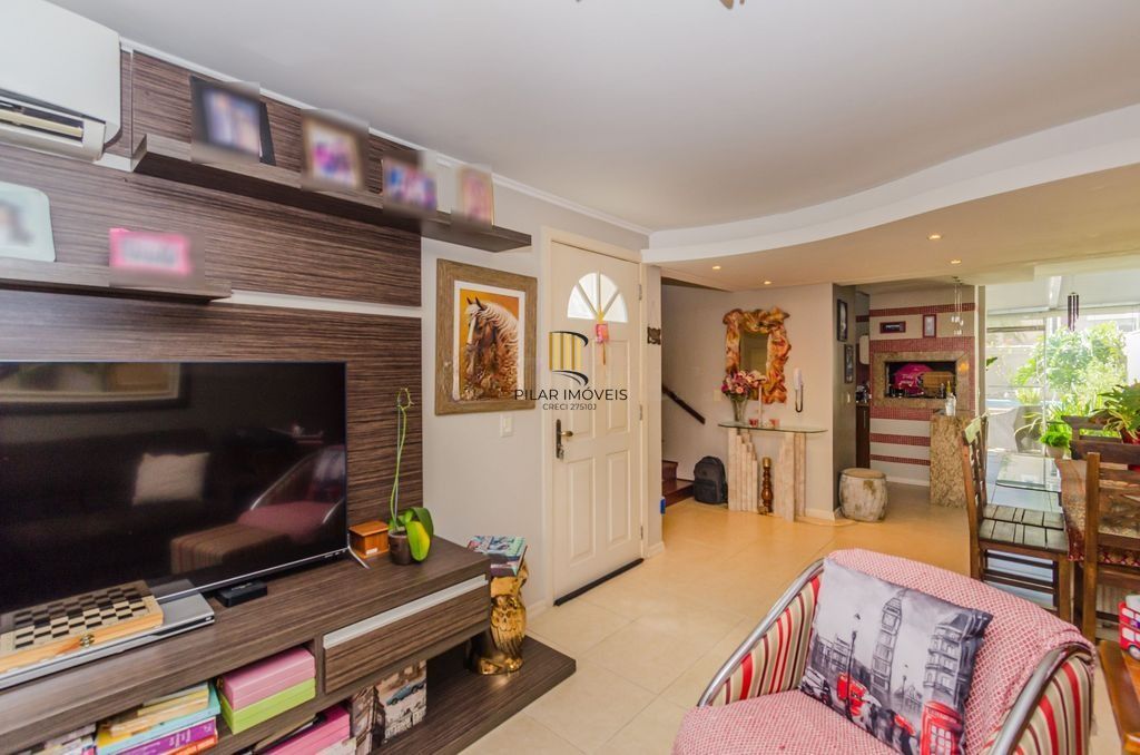 Casa em Condomínio 4 Dormitórios com Suíte no Lindoia - Porto Alegre