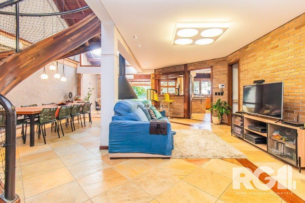 Casa espaçosa com 3 dormitórios, pátio com piscina e 4 vagas