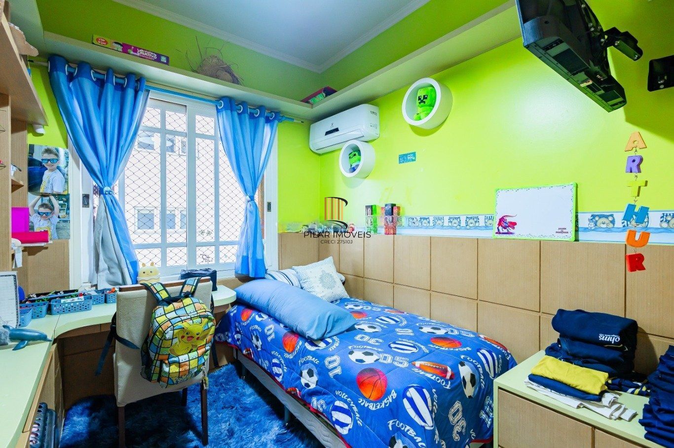 Amplo apartamento semimobiliado com lareira e 2 vagas