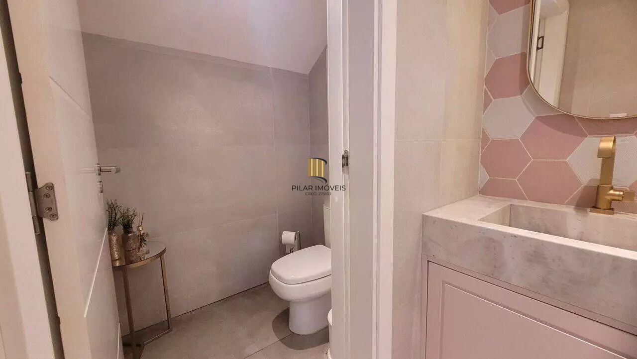 Casa em condomínio com 3 dormitórios, suíte e 2 vagas.