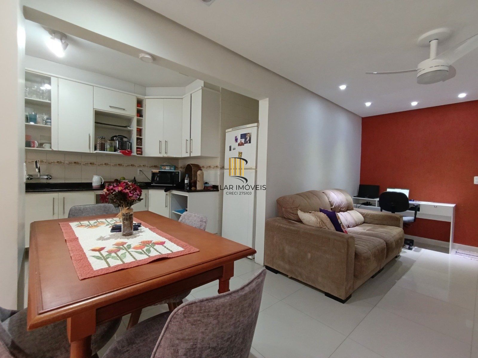 Apartamento de 2 dormitórios com suíte, sacada e churrasqueira.