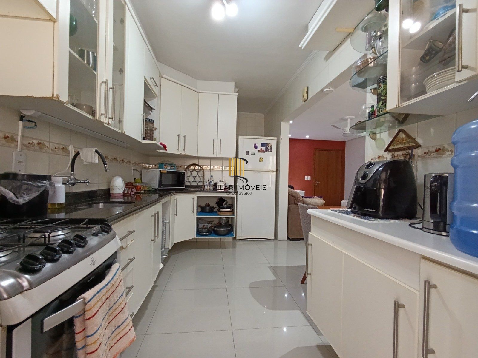 Apartamento de 2 dormitórios com suíte, sacada e churrasqueira.