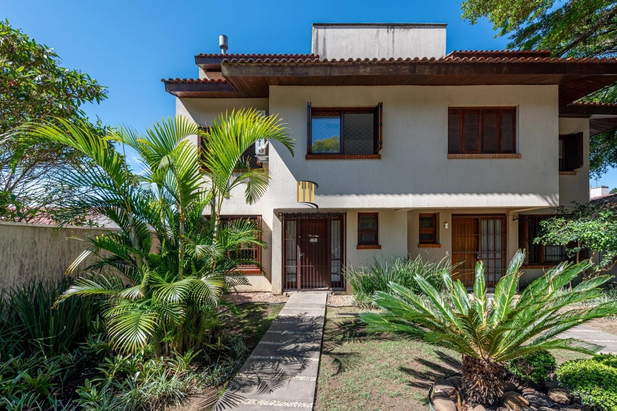 Casa em condomínio com 3 dormitórios, suíte e 2 vagas.