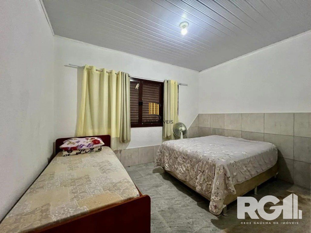 Casa ampla com pátio e 5 dormitórios,  localizada no Centro de Imbé, a 200 metros do Mar.