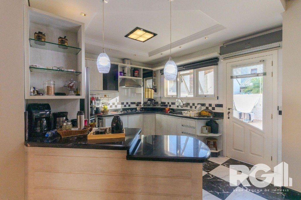 Casa em Condomínio com 3 Suítes, Espaço Gourmet e 5 Vagas de Garagem