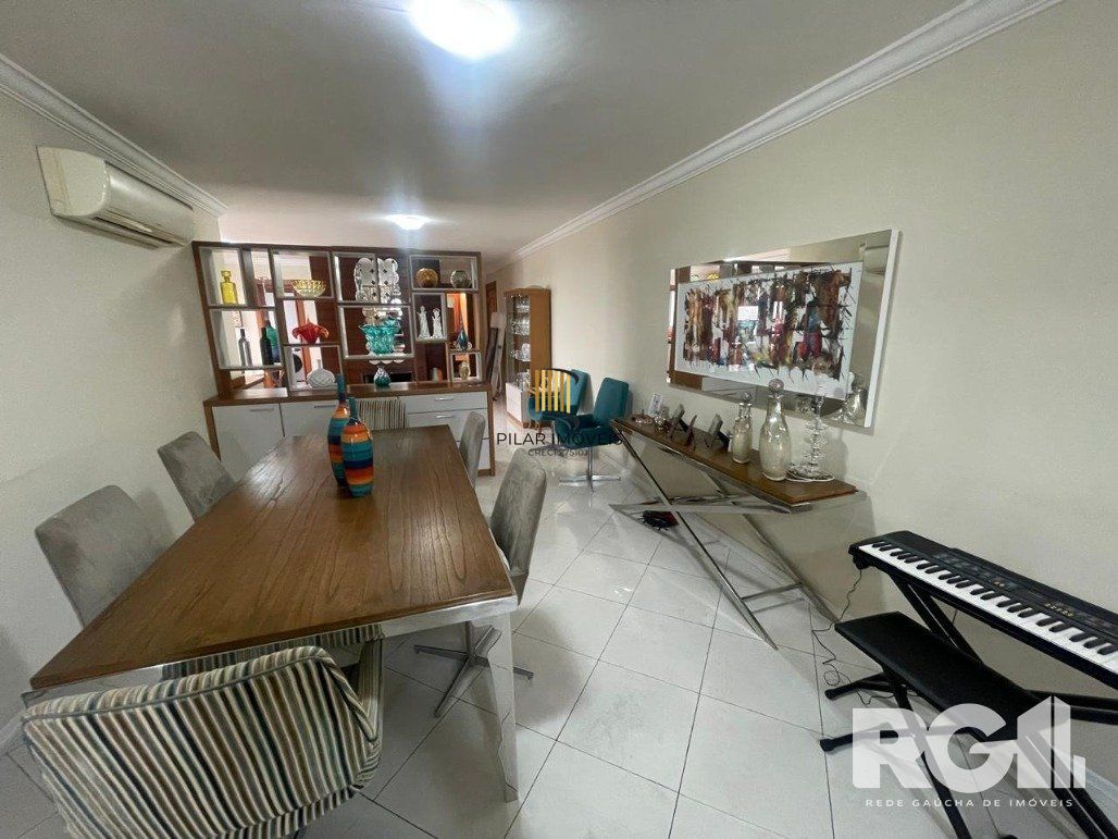 Apartamento com 3 dormitórios, 1 suíte, lavabo, 2 vagas cobertas, semimobiliado, churrasqueira e lareira.