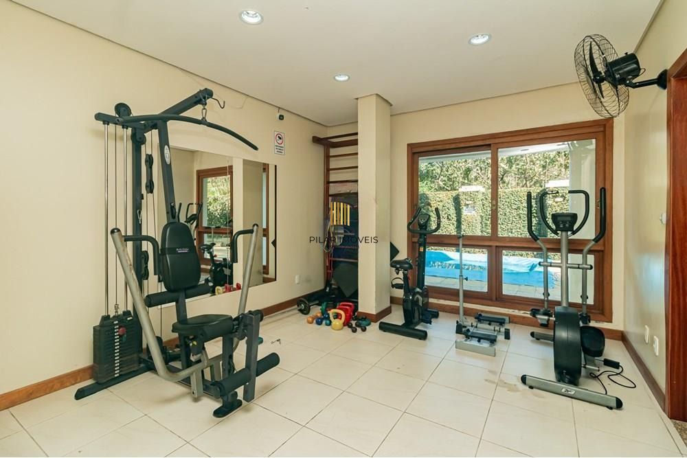 Apartamento com 3 dormitórios (sendo 1 suíte), 2 banheiros, lareira, churrasqueira e 2 vagas de garagem.