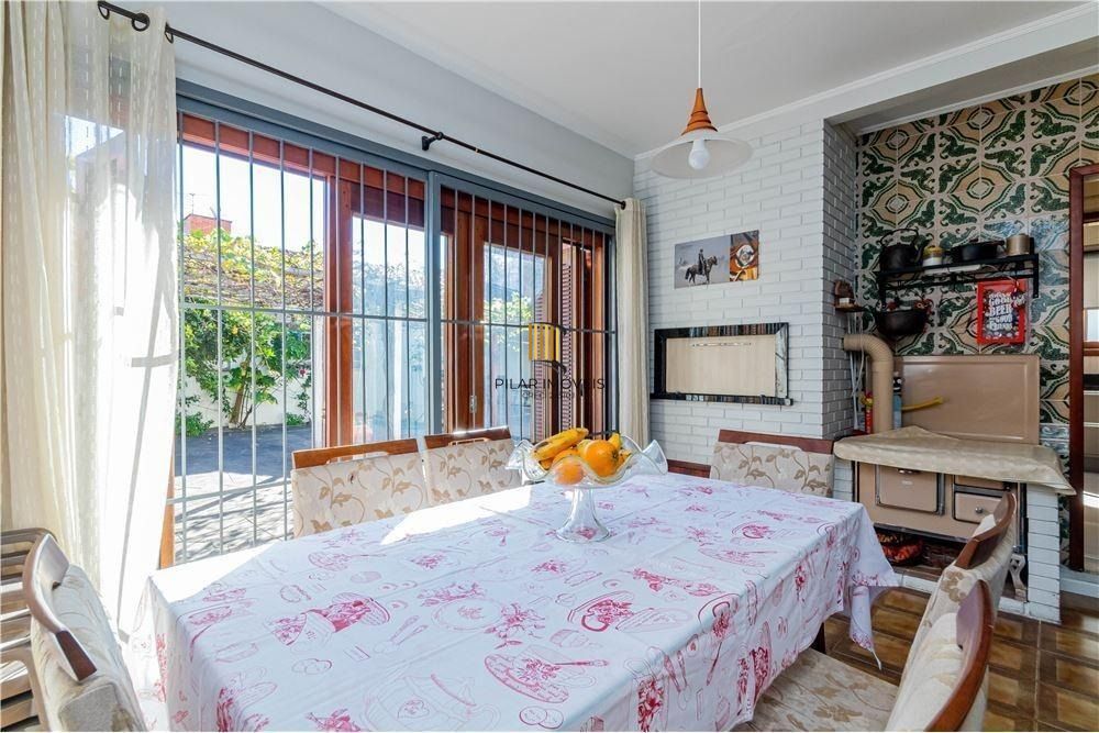 Ampla casa com 4 Dormitórios e Pátio na Zona Norte