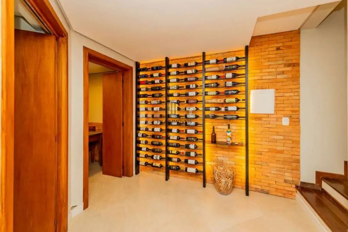 Casa em condomínio com 3 dormitórios, revertido em 2, suíte e 2 vagas.