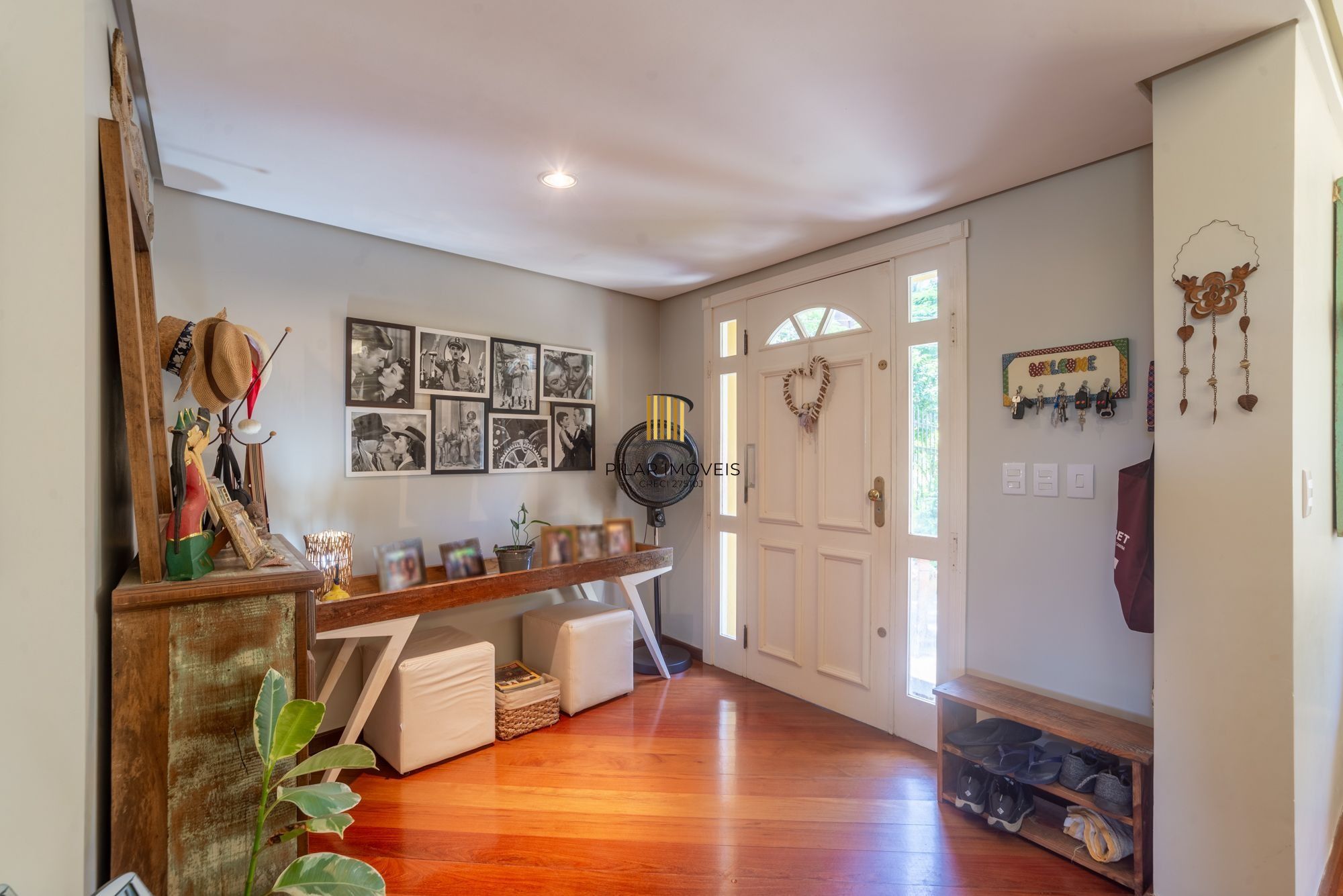 Casa térrea com 4 dormitórios, 2 suítes e 3 vagas.
