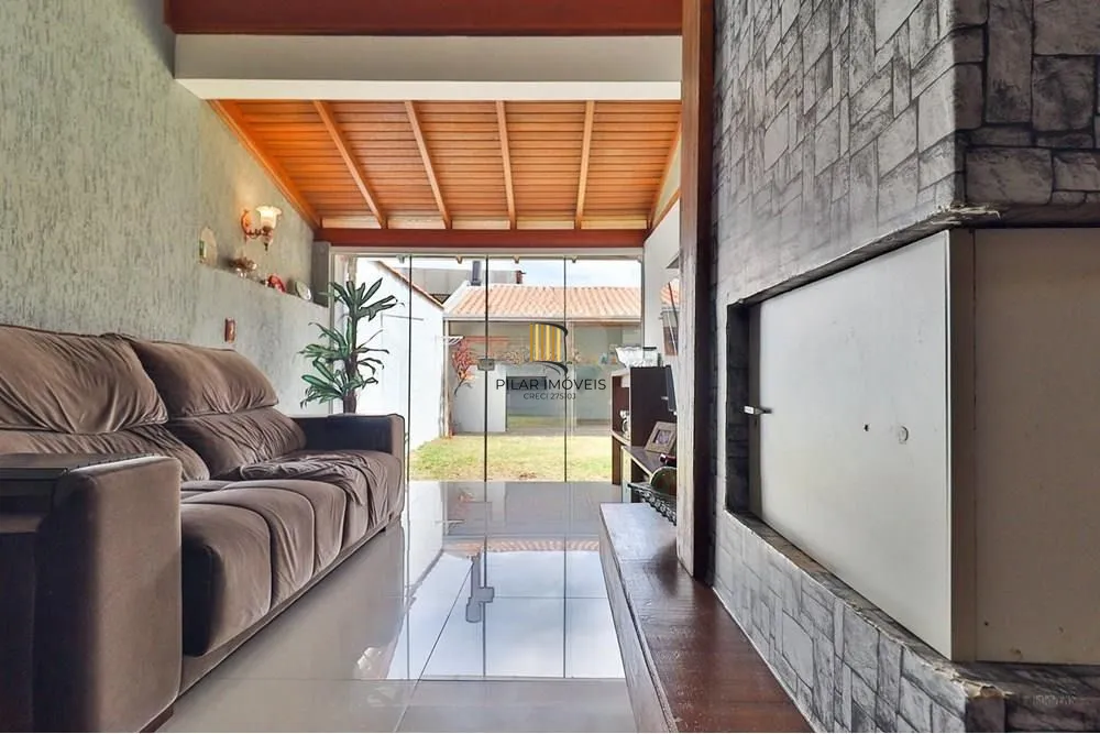 Casa térrea com 2 dormitórios, lavabo, espaço gourmet e 2 vagas.