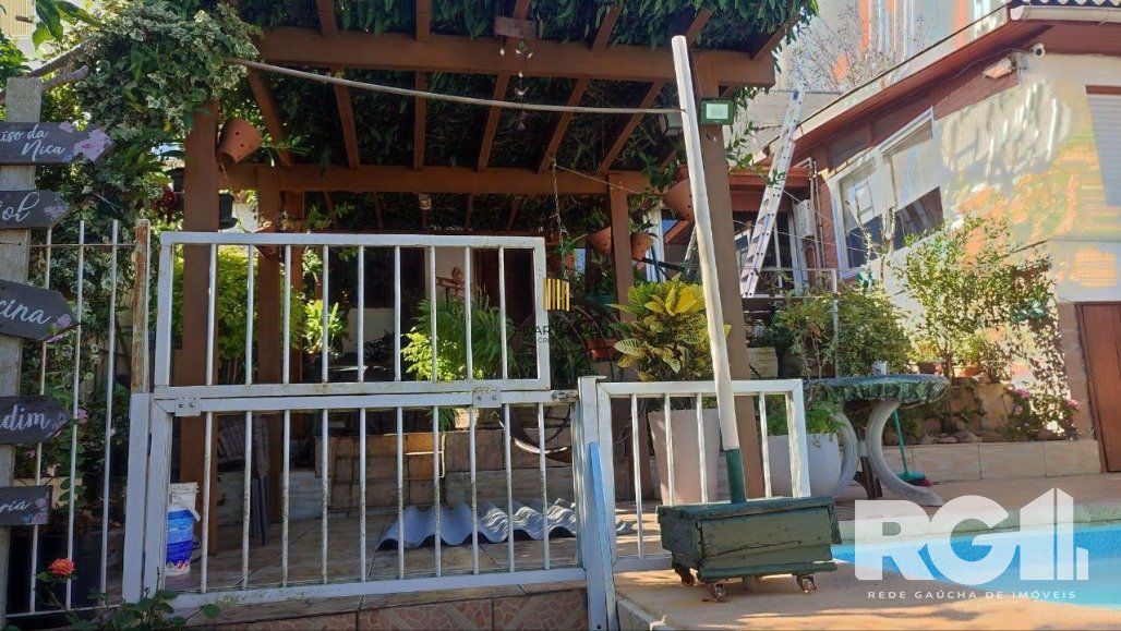 Casa 3 dormitórios no bairro Chácara das Pedras