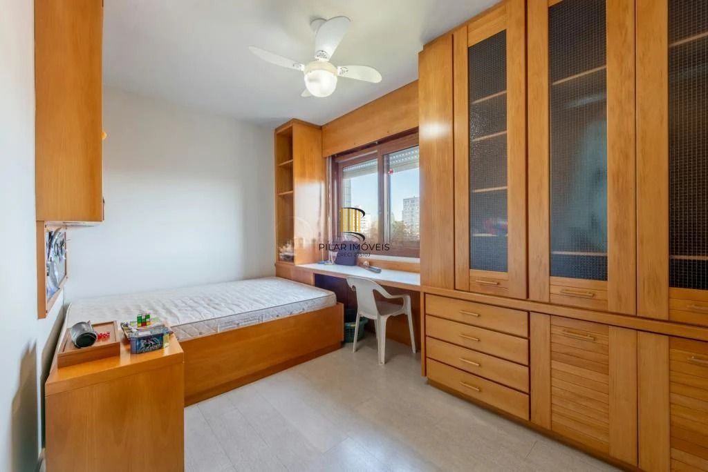 Cobertura com 3 dormitórios, suíte, piscina e churrasqueira.