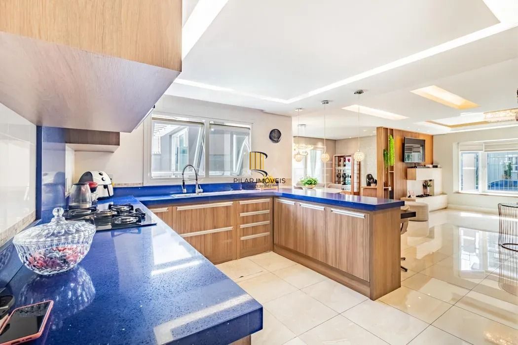 Casa térrea com 3 dormitórios, suíte e 2 vagas.