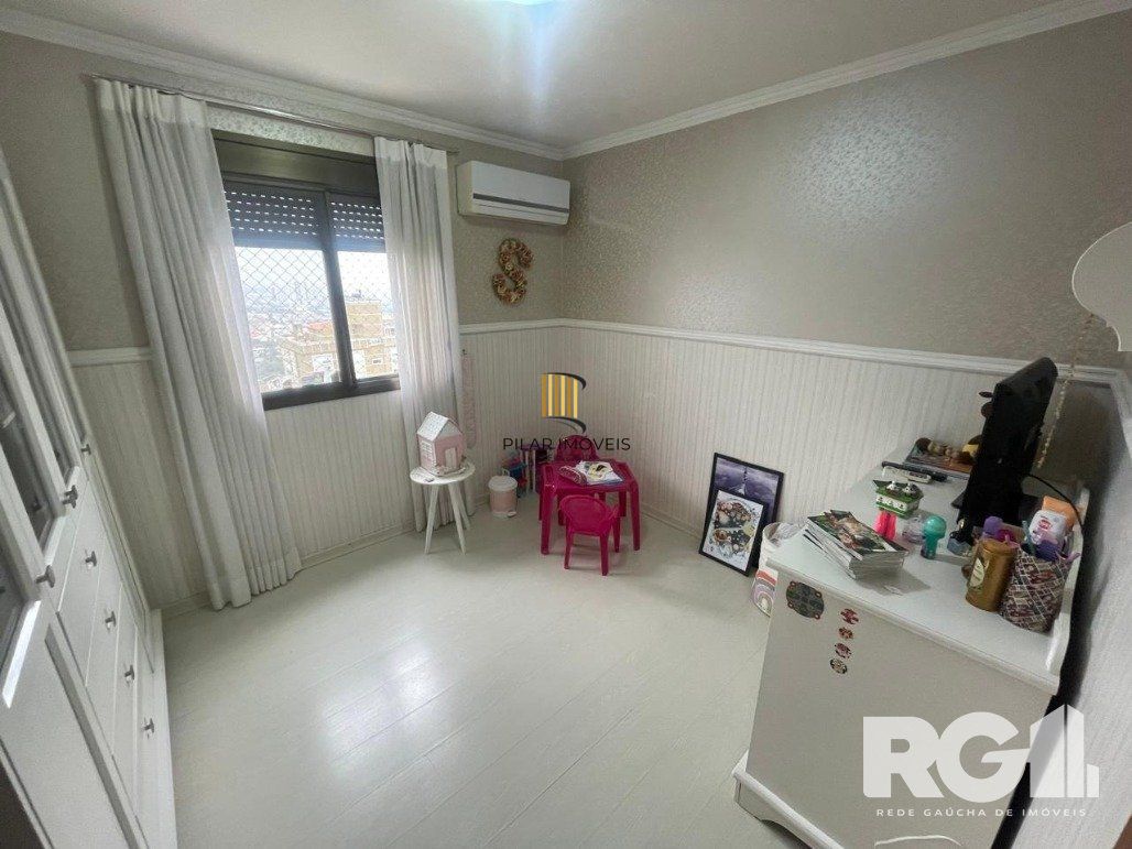 Apartamento com 3 dormitórios, 1 suíte, lavabo, 2 vagas cobertas, semimobiliado, churrasqueira e lareira.