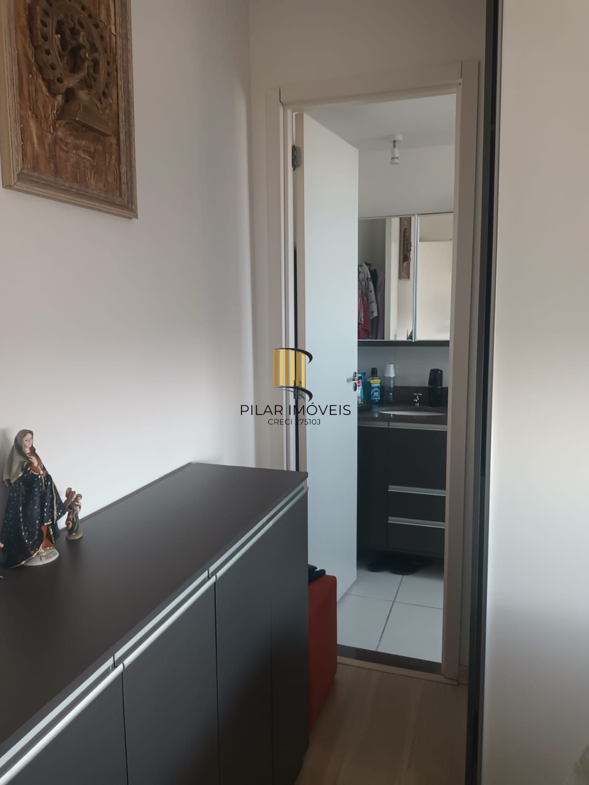 Apartamento de 3 dormitórios com living estendido, semi mobiliado, suíte e churrasqueira.