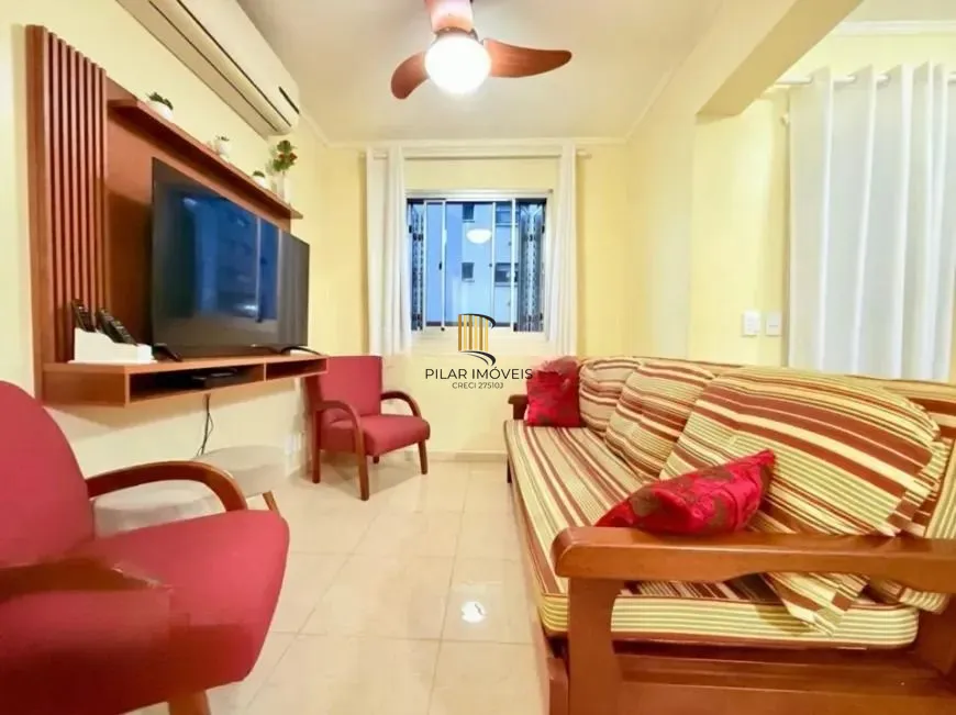 Apartamento com 3 dormitórios, sacada e churrasqueira.