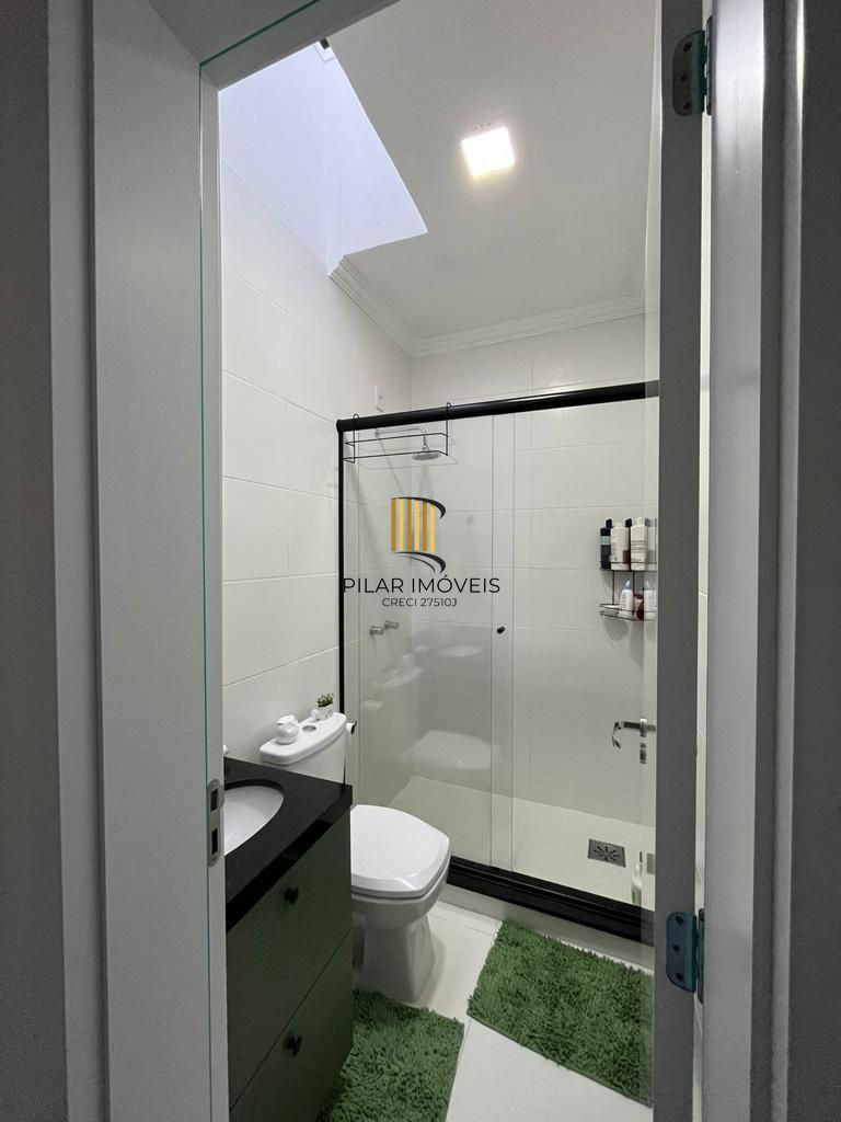 Casa em condomínio com 3 dormitórios, suíte e 2 vagas.