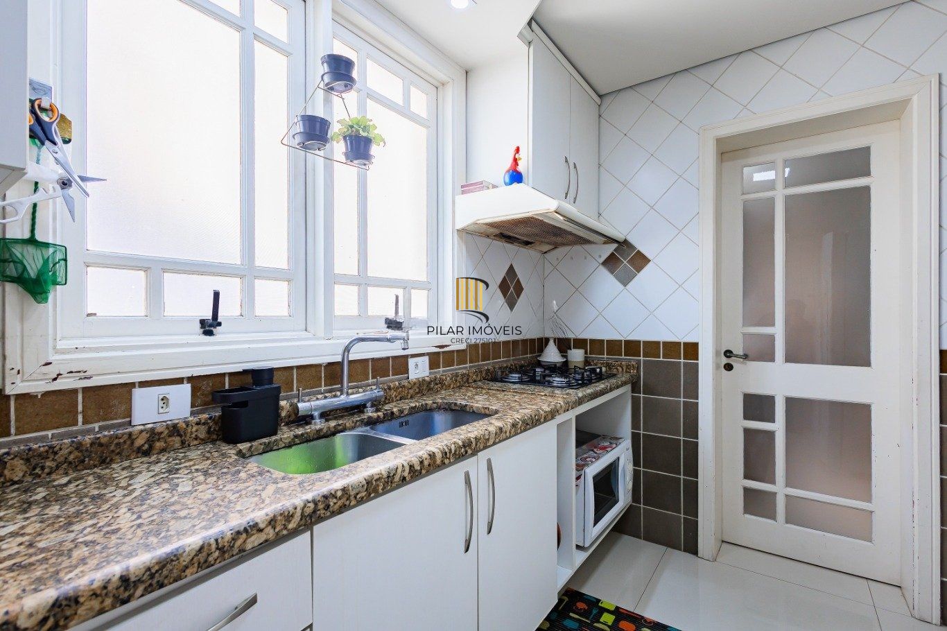 Amplo apartamento semimobiliado com lareira e 2 vagas