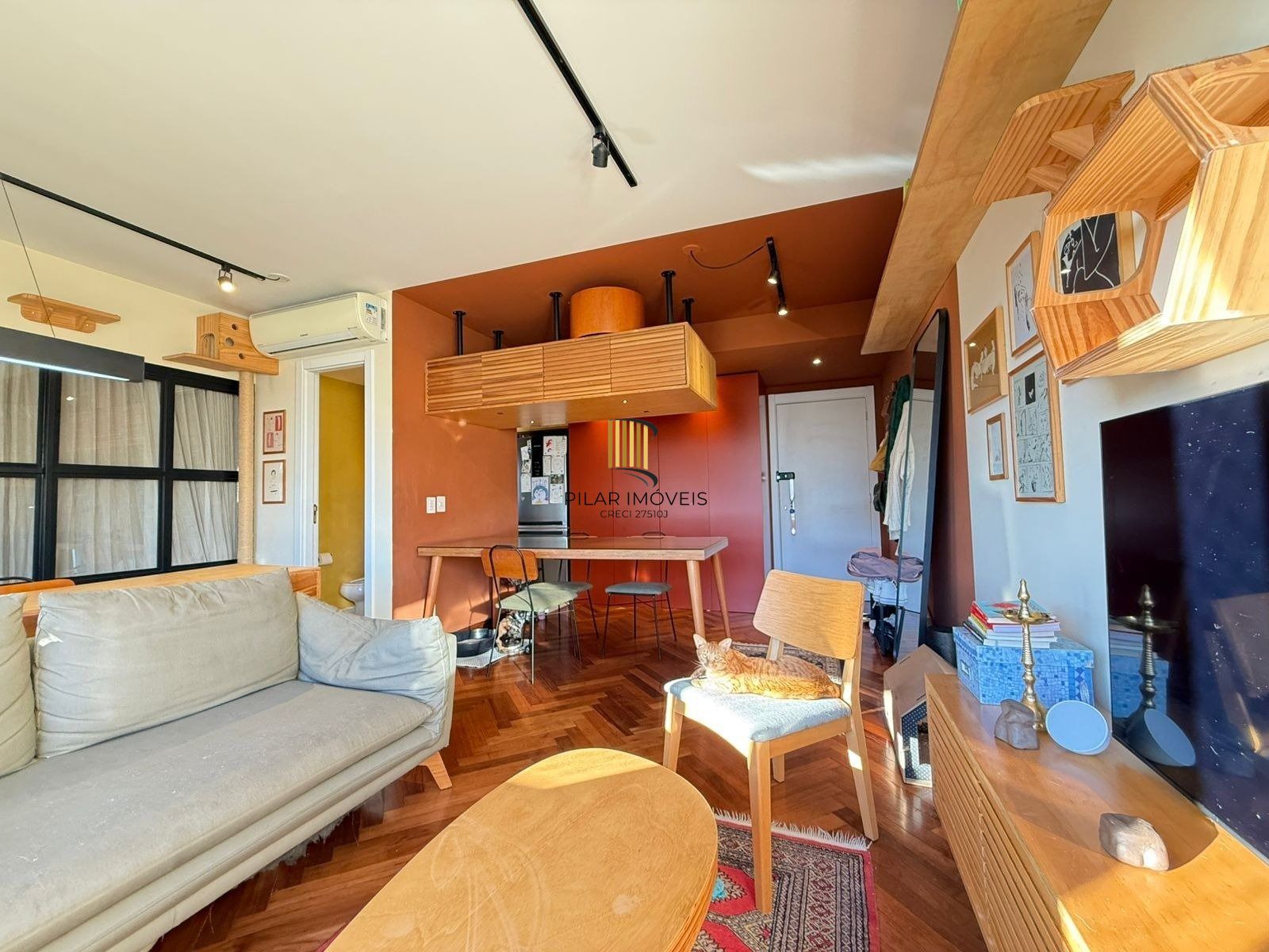 Apartamento com 2 dormitórios, suíte e churrasqueira.