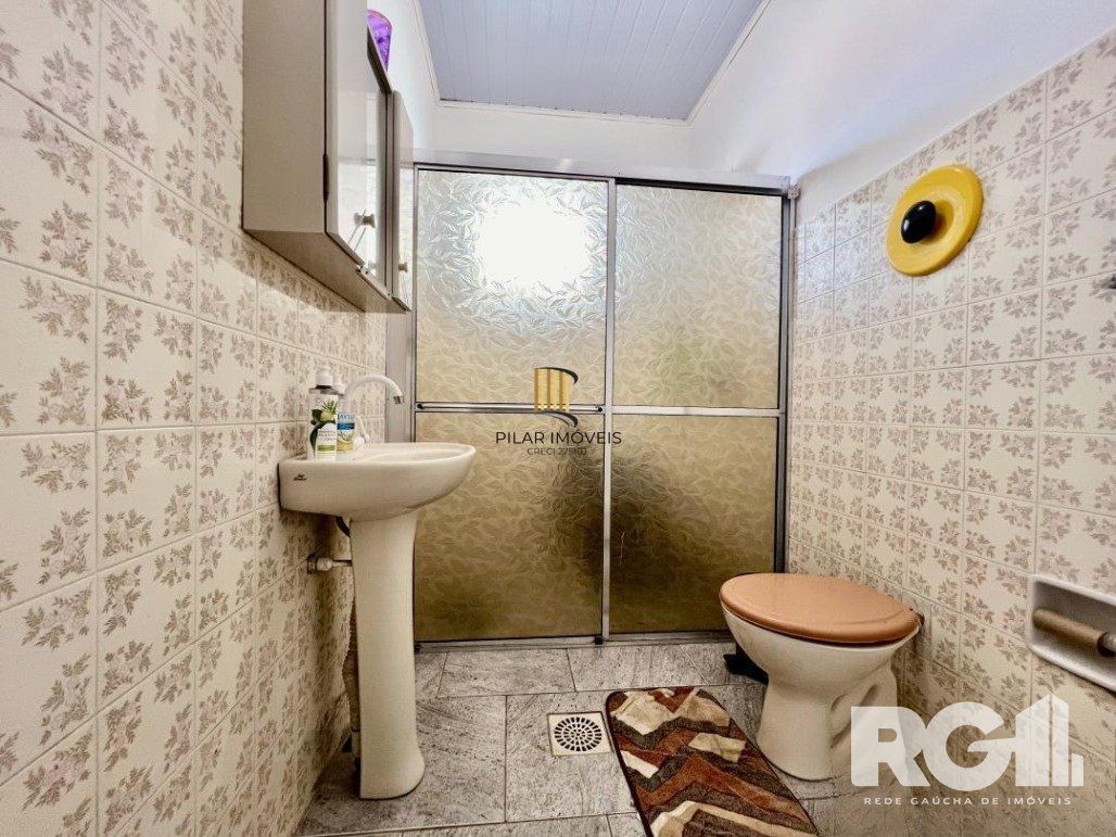 Casa ampla com pátio e 5 dormitórios,  localizada no Centro de Imbé, a 200 metros do Mar.