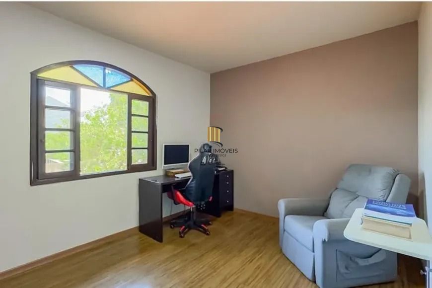 Casa térrea com 4 dormitórios, suíte e 2 vagas.