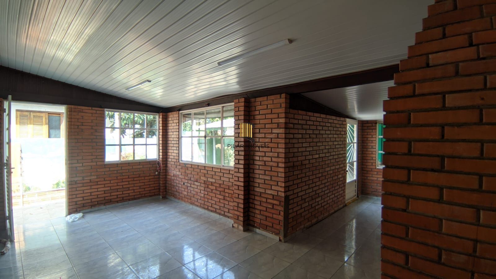 Casa à venda em Porto Alegre, Localizada na Avenida Vinte e Um de Abril, no bairro Sarandi