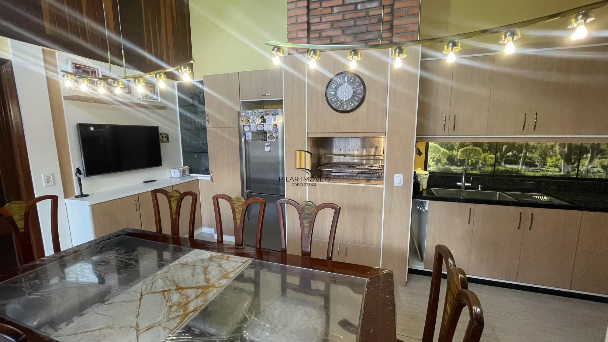 Casa térrea com 2 suítes com amplo pátio,