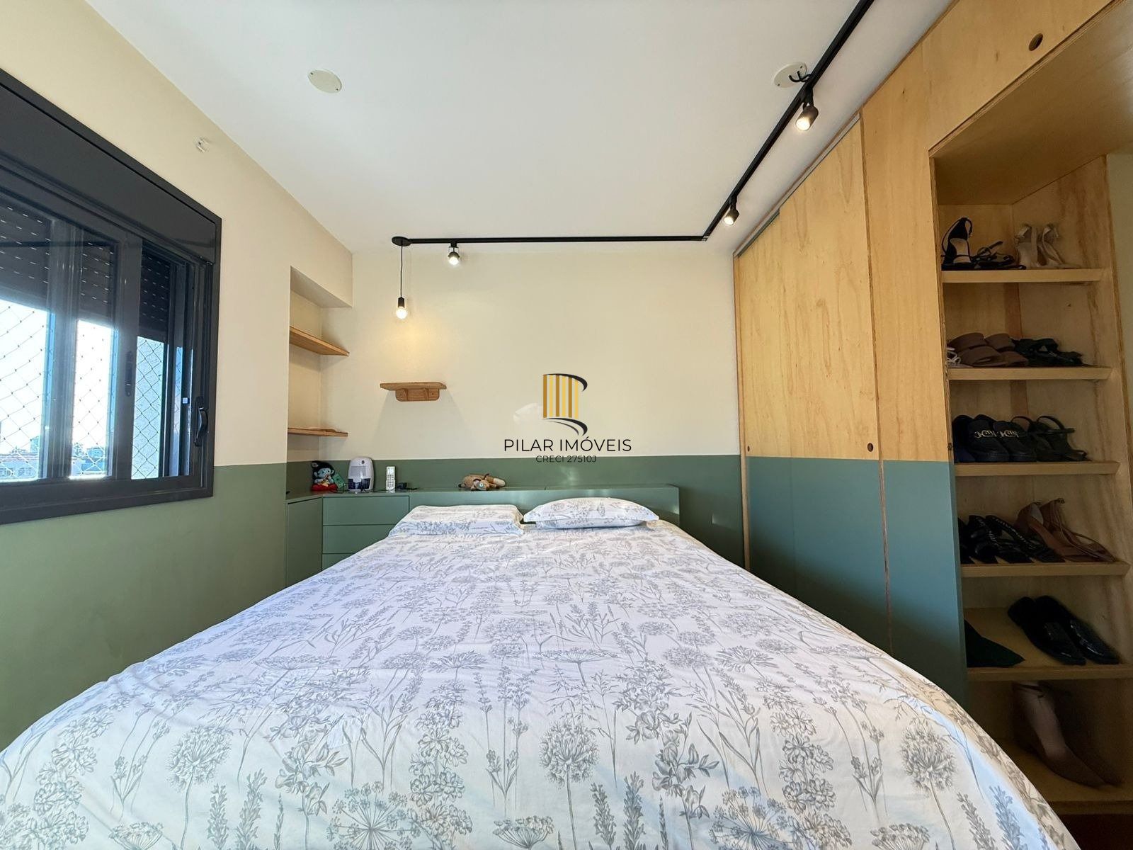 Apartamento com 2 dormitórios, suíte e churrasqueira.