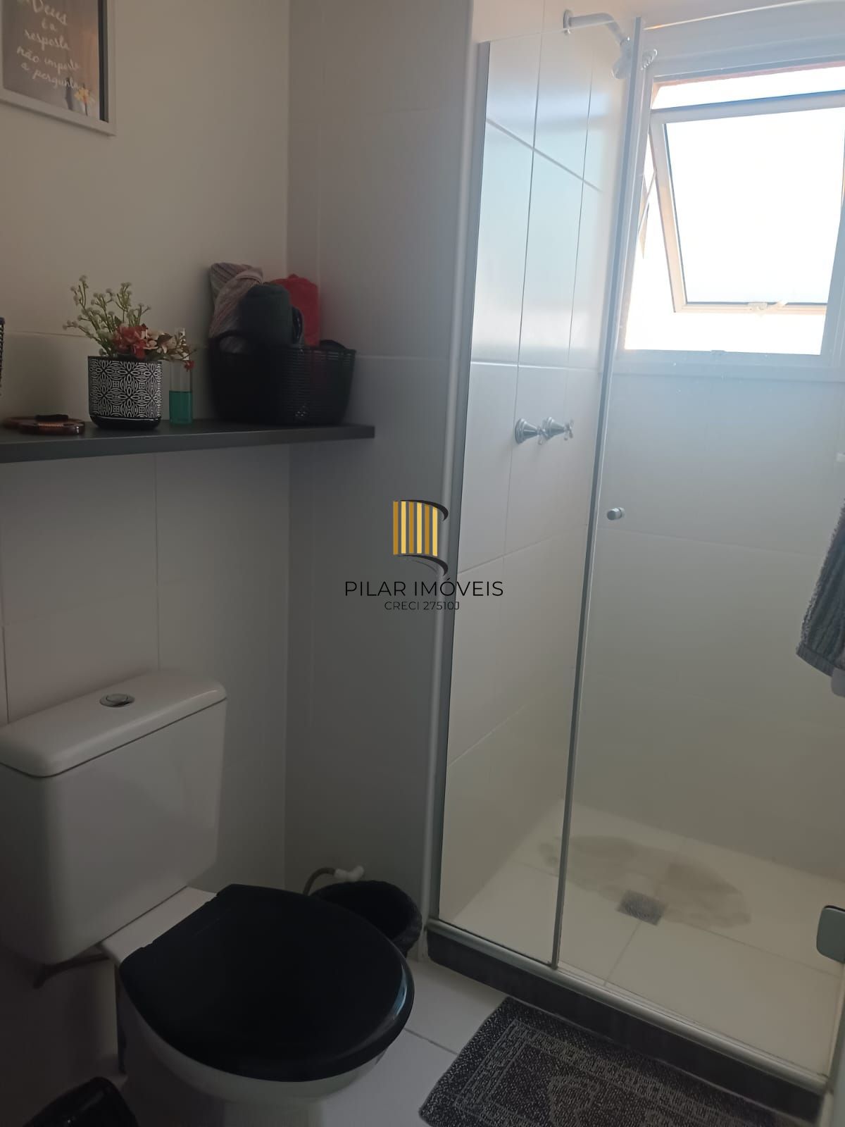 Apartamento de 3 dormitórios com living estendido, semi mobiliado, suíte e churrasqueira.