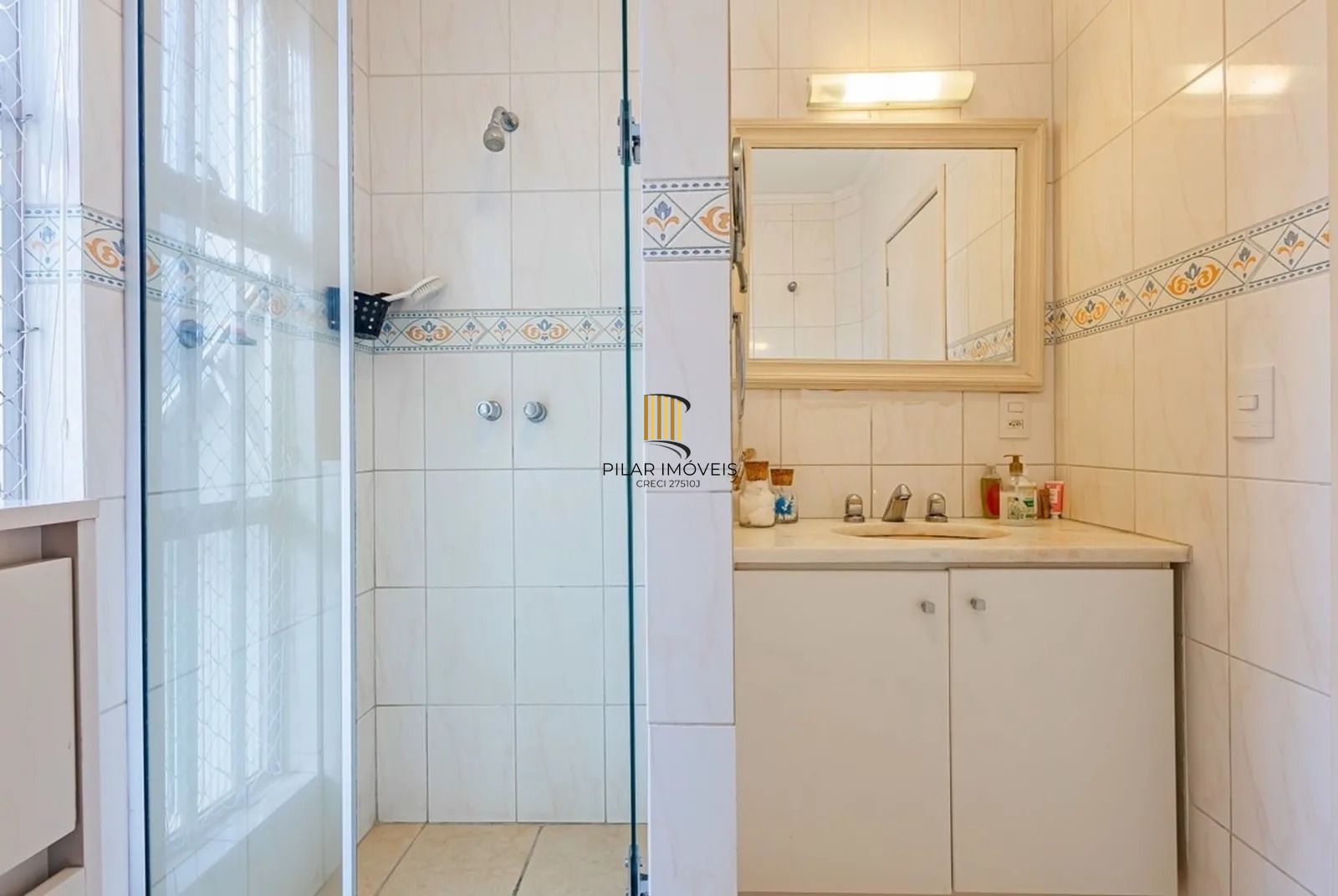 Apartamento de 2 dorm, 80m² privativos com vaga de garagem e elevador.