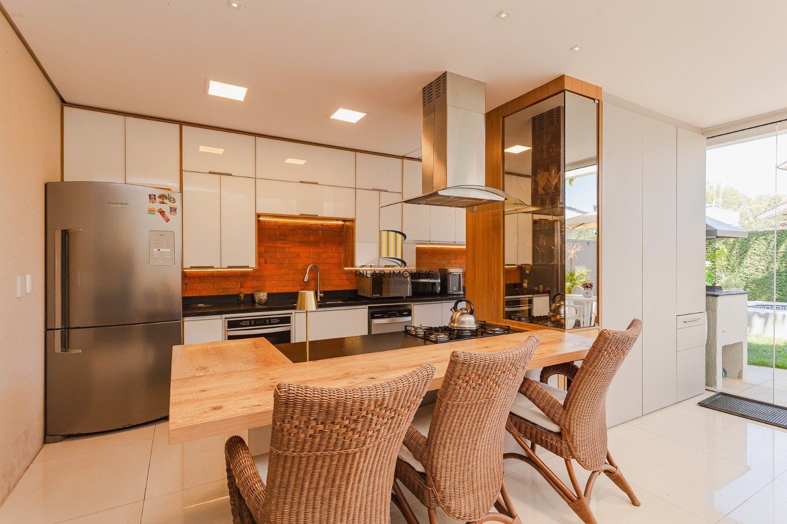 Casa de alto padrão com elevador e piscina acessível em condomínio no Passo das Pedras