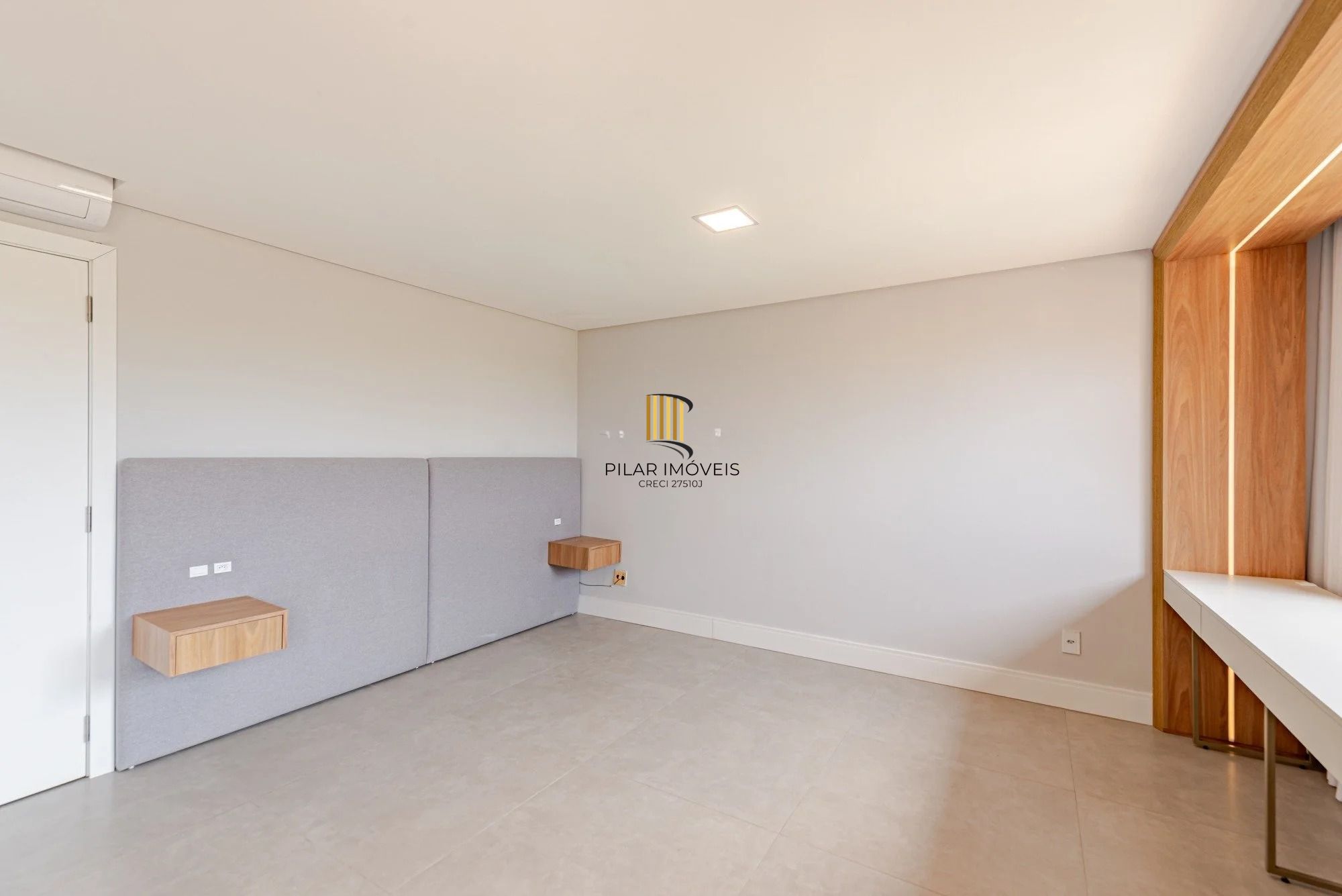 Casa em condomínio com 3 dormitórios, suíte e 3 vagas.