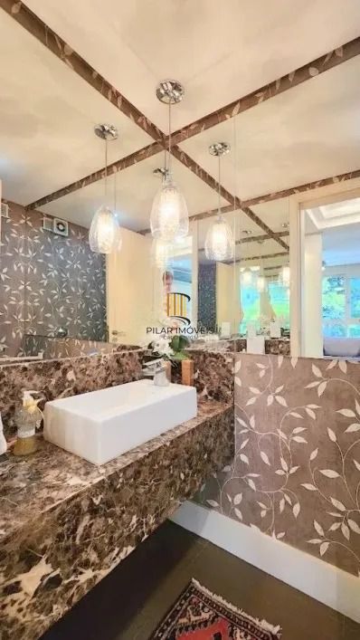 Apartamento 3 dormitórios, suíte, semimobiliado e duas vagas de garagem.